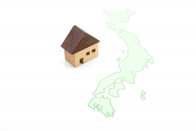 日本地図と家のオブジェ