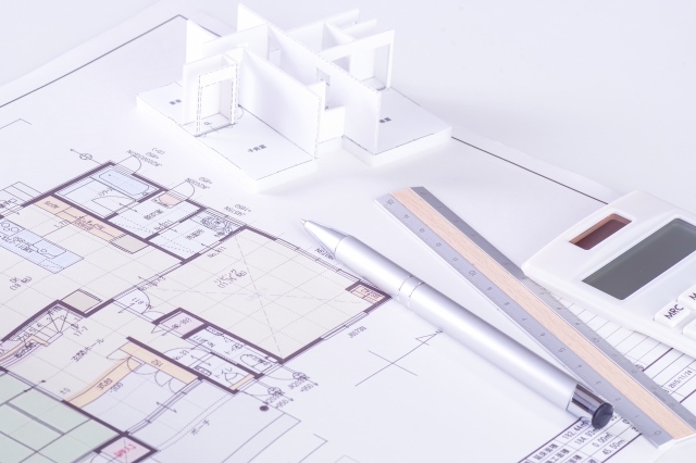 間取り図と電卓とペン