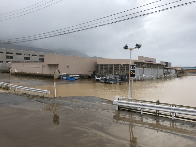 停電と蓄電池のイメージ