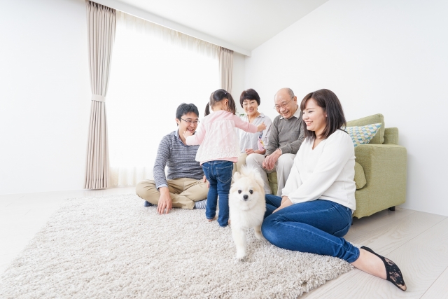 家族がリビングで笑顔で過ごすイメージ