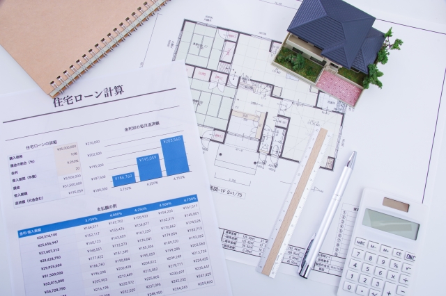 住宅ローンを比較検討しているイメージ