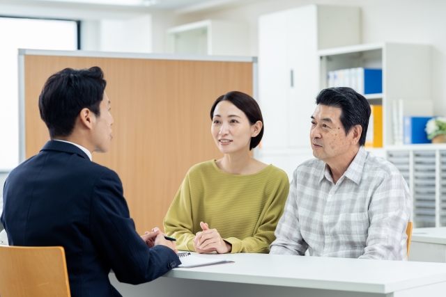 住まいのコストを考える家族のイメージ